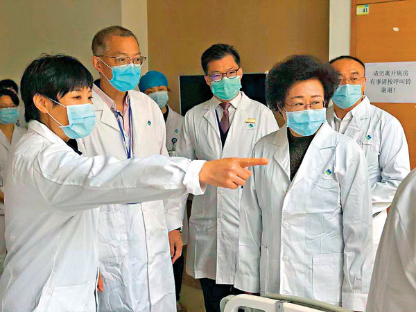 ■ 深圳市副市長吳以環（前右一）檢查港大深圳醫院相關部署情況。 香港文匯報深圳傳真