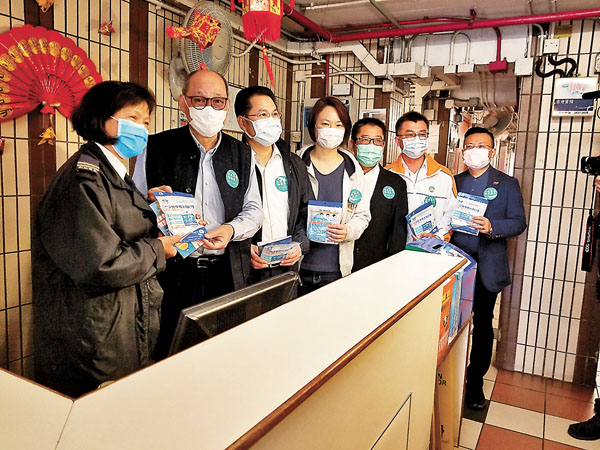 ■全港社區抗疫連線向18區保安員派40萬個口罩。 香港文匯報記者鄭治祖  攝