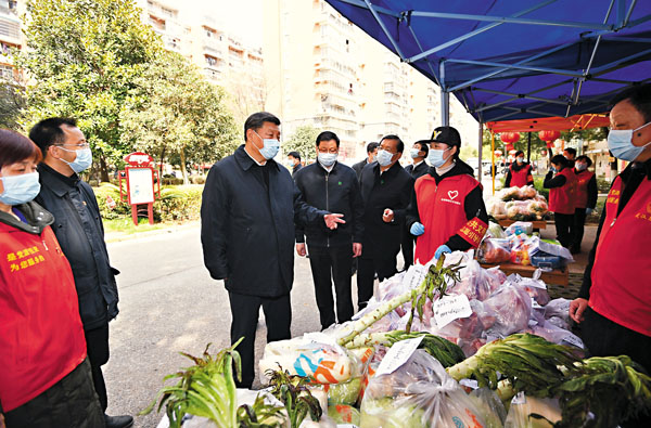 ■在東湖新城社區生活物資集中配送點,習近平詳細詢問米麵糧油和新鮮蔬菜水果等生活物資的採購和供應情況,強調要千方百計保障好群眾基本生活。