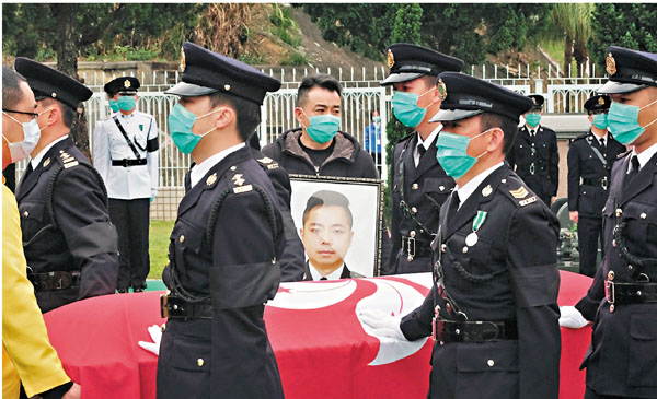 ■黎志�硤F柩蓋上特區區旗，在儀仗隊引領下進入浩園。 香港文匯報記者 攝