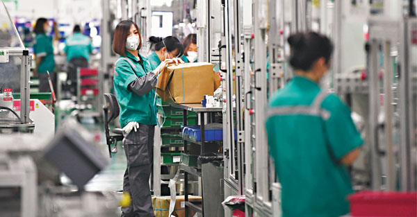 ■《通知》要求做好穩外資工作，促進外資基本盤穩定。圖為工人於上月在施耐德梅蘭日蘭低壓（天津）有限公司的生產車間內工作。 資料圖片