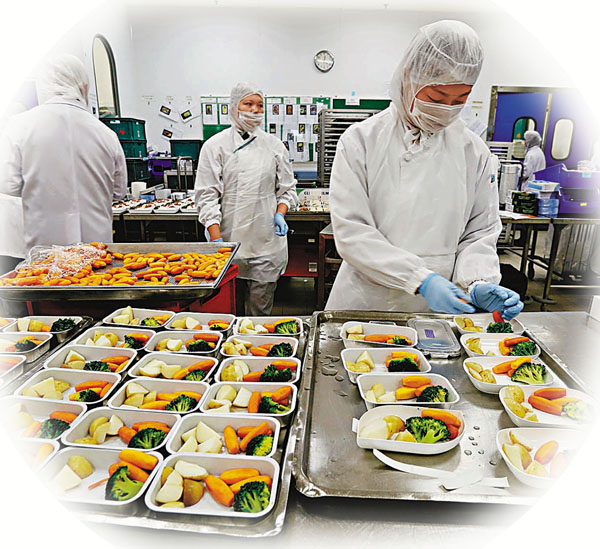 ■其中一間外判公司的員工主要於國泰航空飲食服務大樓內的廠房負責擺放飛機餐。資料圖片