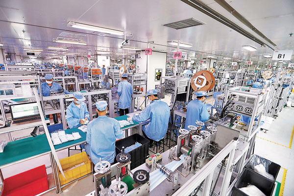 ■比亞迪口罩日產量高達515萬片，居全球首位，未來產能可達千萬片，圖為其龍崗工廠生產線。記者李昌鴻 攝