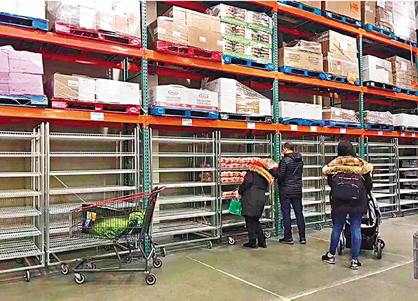 ■Costco超市貨架被清空。