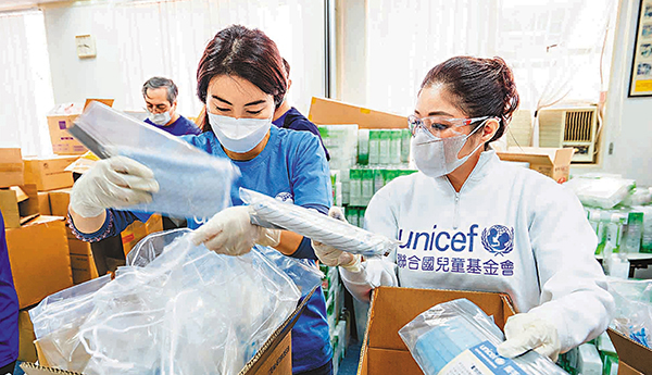 ■UNICEF HK主席陳晴（右）及大使郭晶晶身體力行，協助包裝抗疫物資。