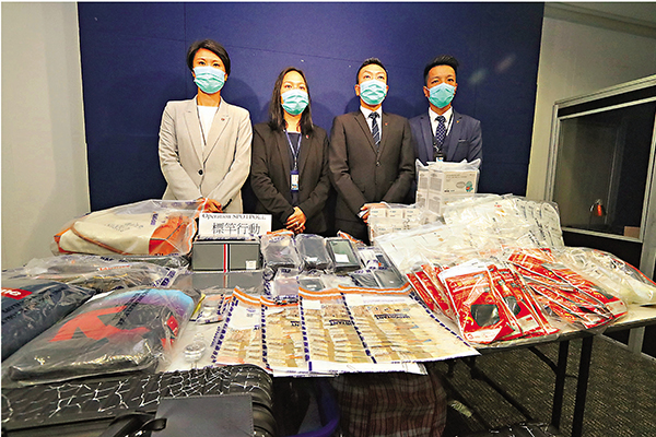 ■警方展示詐騙集團網購騙獲的一批贓物。 香港文匯報記者 攝