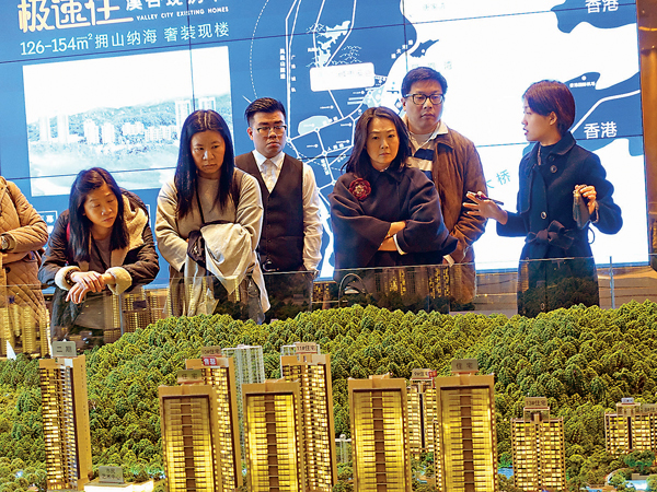 ■越來越多港澳購房者北上置業，由於兩地法律政策、流程和手續差異大，容易惹消費糾紛。圖為港澳購房者在珠海看房。 香港文匯報記者盧靜怡  攝