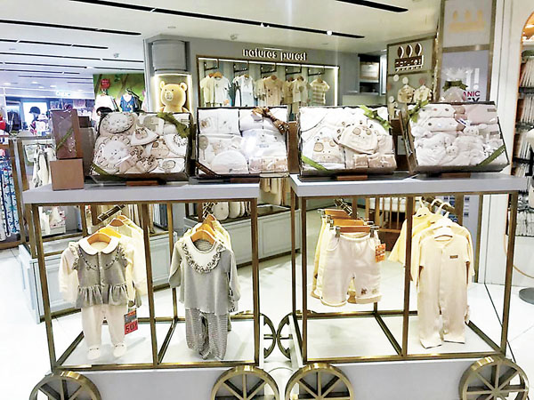 ■樂其龍位於銅鑼灣崇光百貨內的店舖生意大挫。 香港文匯報記者  攝