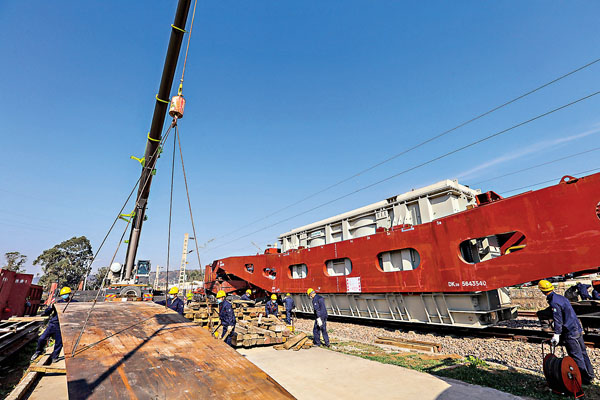 ■圖為現場卸車作業。 香港文匯報記者楊航 攝