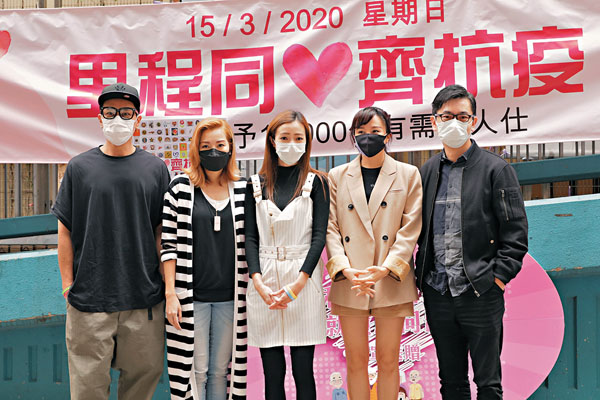 ■ 范振峰、李思欣和甄詠珊等昨落區派口罩。