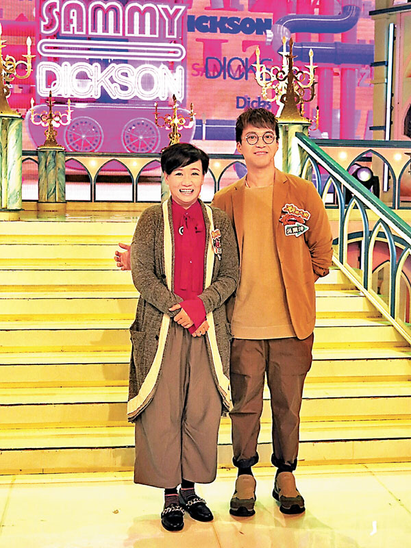 ■坤哥紳士手放在娥姐腰間位置。