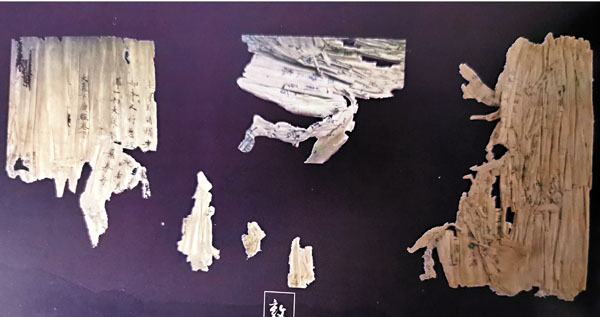 ■敦煌遺書•寫經是修復中心完成修復難度最大、歷時最久、價值最高的紙質文物。圖為修復前的敦煌遺書•寫經。