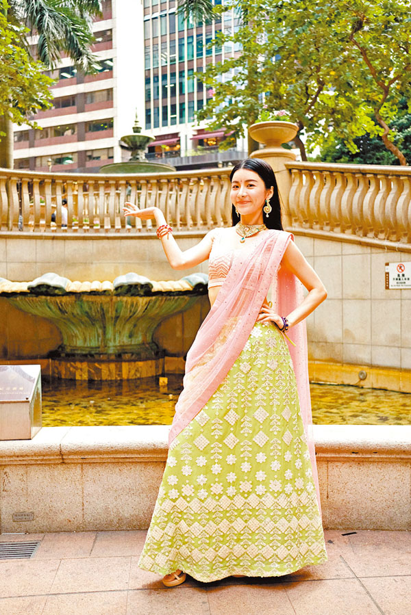 ■陳欣妍學跳印度舞。