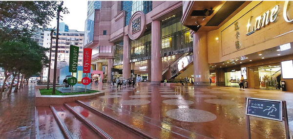 ■時代廣場前的露天空地。 香港文匯報記者  攝