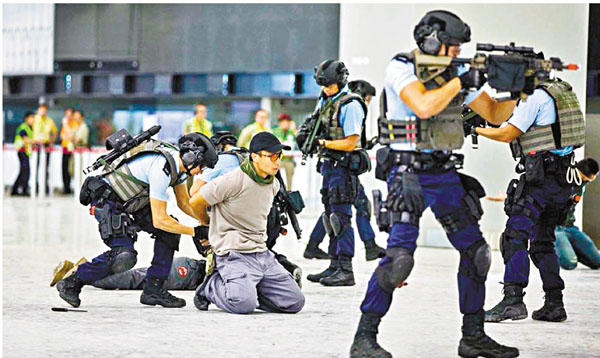■警方不時在公共設施舉行反恐演練，增強應變能力。 