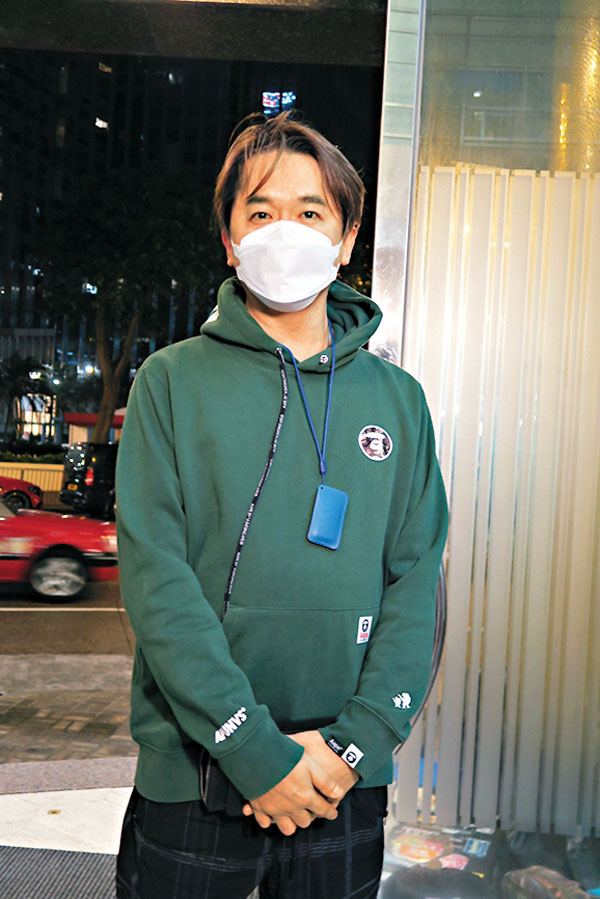 ■ 鄧兆尊送十一姨最後一程 。