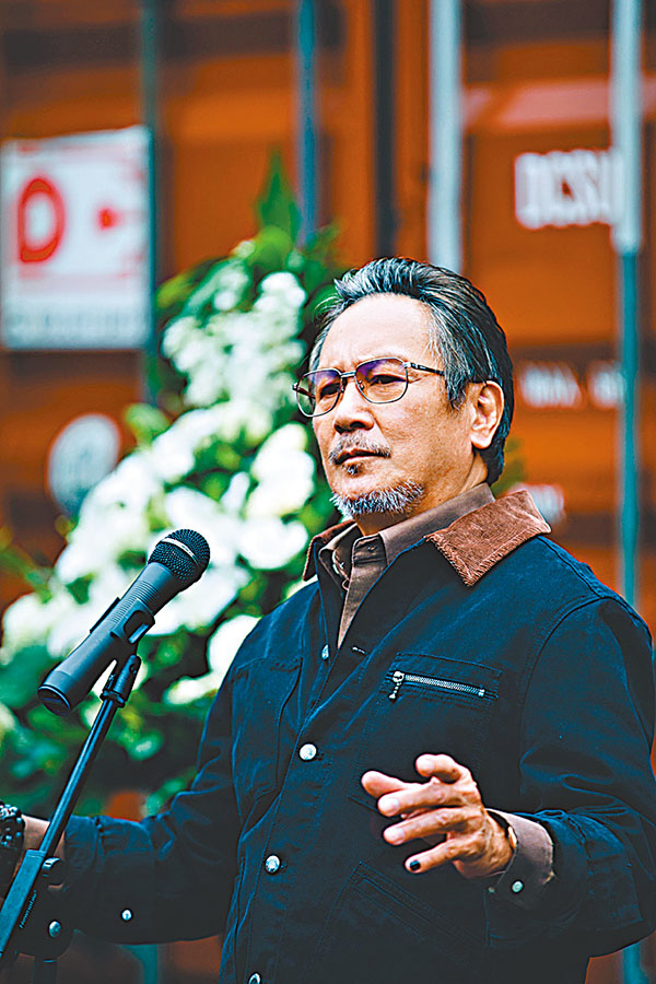 ■ 艾迪手指尾塗上黑色指甲油有寓意。