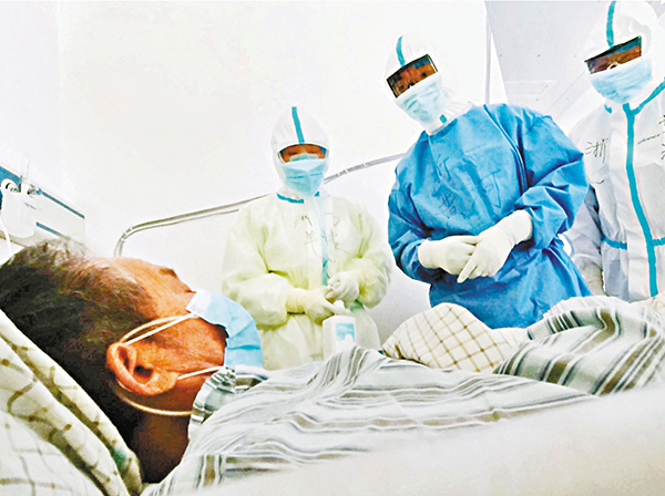 ■浙大一院院長黃河帶領的援鄂醫療隊整建制接管武漢協和醫院西院區重症病區，目前還沒有發生死亡病例，沒有醫護人員感染。圖為黃河查房問診。 香港文匯報淅江傳真