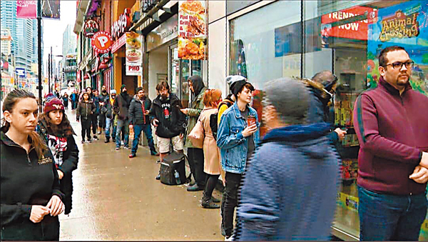 ■ Game迷不畏懼疫情，排長龍等候取貨。