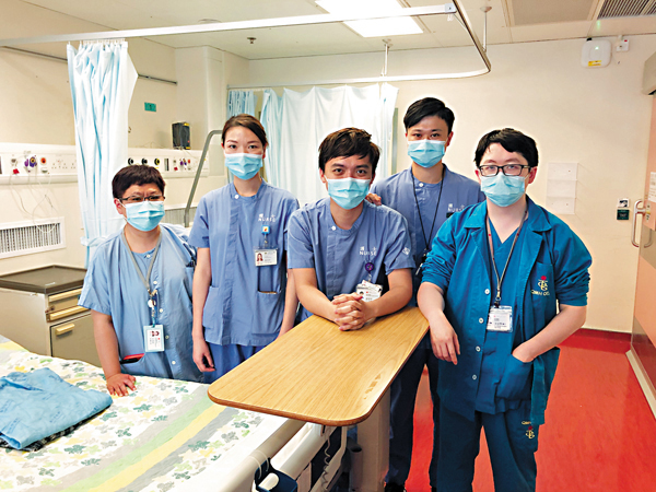 ■ 不少醫護請纓自願到隔離病房工作。左起︰何美莉、劉倩婷、廖德偉、葉俊機及黃嘉衡。香港文匯報記者文森  攝