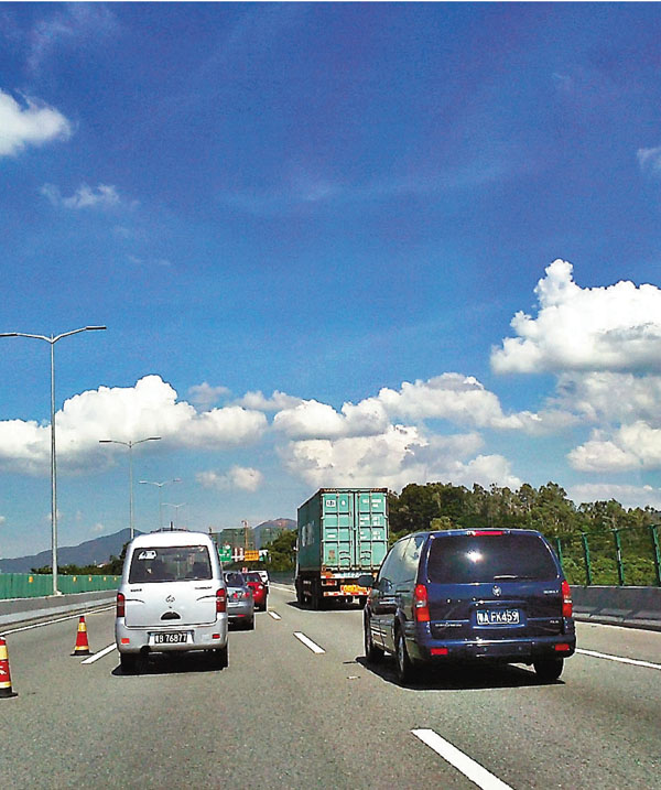 ■中國首條粵港合作修建的廣深高速公路連接穗莞深港地區，見證了廣東改革開放建設成就和重要歷史進程，被譽為「珠三角黃金通道」。 香港文匯報記者方俊明  攝