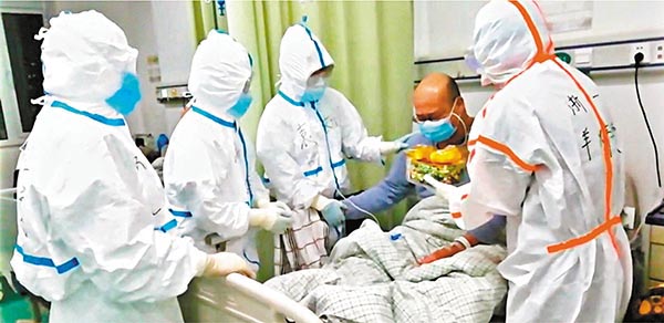 ■羊煒霞和幾位護士給壽星患者送上親手製作的生日蛋糕。 香港文匯報浙江傳真