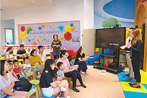 ■ 面臨收生困難的加拿大國際幼稚園於3月底結業。圖為該校昔日教學活動情況。 網上圖片