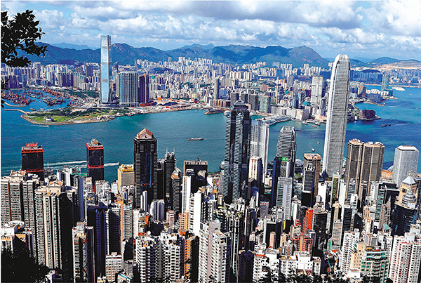 ■國金中心和環球貿易廣場分別在港島和九龍隔岸相對，像守衛�茩輕銂滿u維港門」。