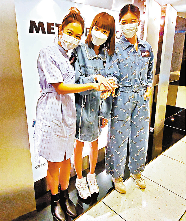 ■ 趙慧珊(中)想跟余香凝(右)及余潔��(左)兩姊妹結義金蘭。