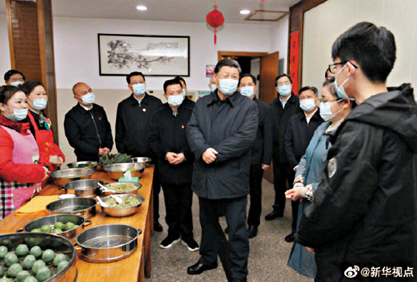 習近平在余村考察，同村民們親切交談。 新華社