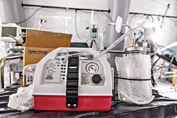 ■美國紐約野戰醫院的重症病房配備了呼吸機。 法新社