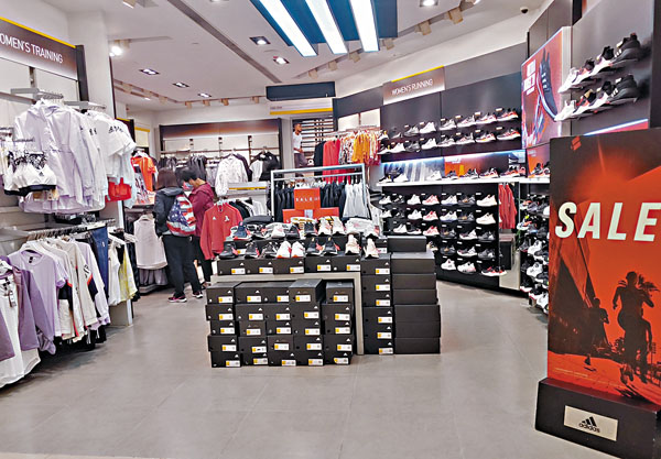 ■ 服裝零售成為重災區，生意冷清。 香港文匯報記者  攝