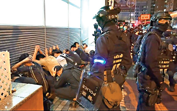 ■警方前晚在旺角一帶拘捕大批涉違法的青少年。警方視頻截圖