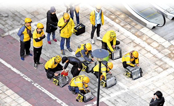 ■為防範新冠肺炎疫情，福建省啟動重大突發公共衛生事件一級響應機制。圖為福州外賣送餐員集中消毒。  中新社