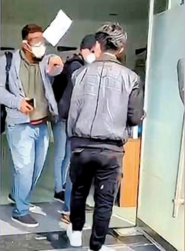 ■青島嶗山區某社區衛生服務中心排隊檢測核酸時，有三名外籍人士強行插隊。  網上圖片