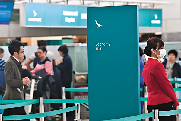 ■48歲國泰地勤並無外遊記錄，曾參加親屬喪禮。該名地勤3月26日發病，但3月29日仍有上班。圖為香港國際機場，有航空公司地勤人員佩戴口罩上班。 資料圖片