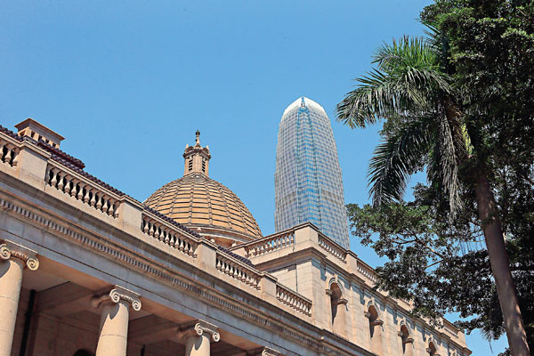 ■ 林鄭月娥撰文指出，香港在基本法保障下，從金融、法治與司法獨立、市民的權利和自由和對外事務發展等各個方面取得長足發展。圖為中環的終審法院（前）與國際金融中心（後）遙相呼應。 資料圖片