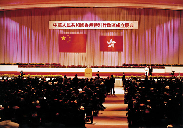 ■1997年7月1日上午10時，香港特區成立慶典在香港會展中心新翼舉行。