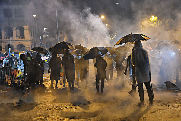 ■聯合國人權特別報告員在信中指港警使用催淚彈及胡椒噴霧是「化學武器」。圖為警方以催淚彈驅散理工大學外圍暴徒。資料圖片