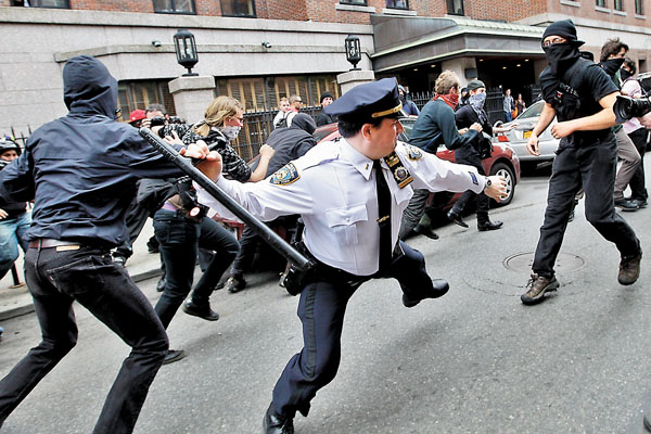 ■美國警察應對「佔領華爾街」的示威者毫不手軟。資料圖片