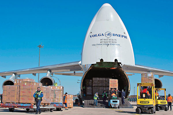 ■ 法國在本國機場卸載中國運來的1,000萬個口罩。 法新社