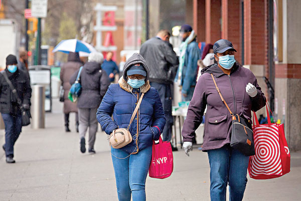 ■ 美國疾控中心日前建議國民在人群密集地區戴口罩。圖為紐約市民戴口罩出行。 新華社
