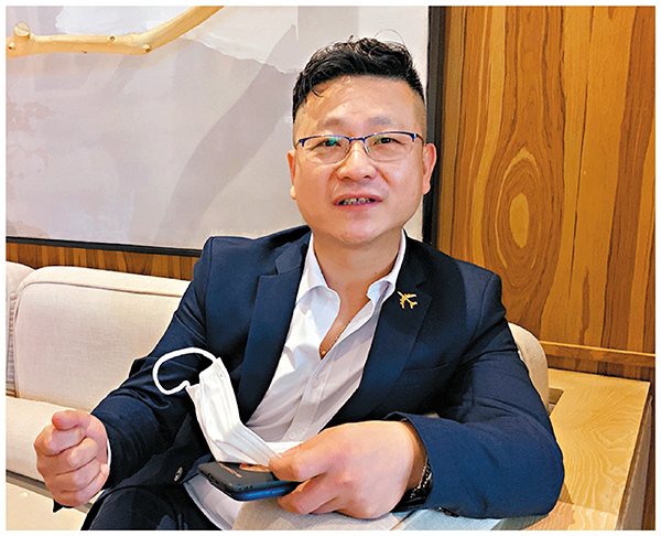 ■張劍橋在剛開業的店裡向記者介紹復工情況。  記者于珈琳  攝
