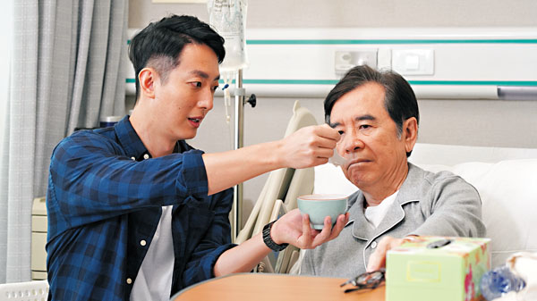 ■ 姜大衛（右）拍攝微電影演繹中風患者， 鼓勵患者積極面對病情。