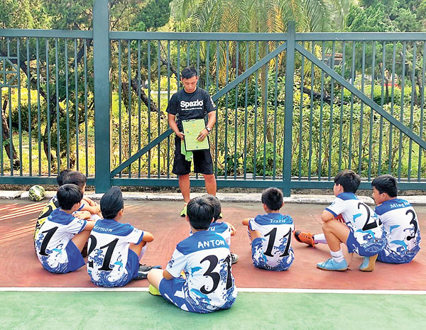 ■疫情前，陳思駿在培訓班教青少年足球戰術。