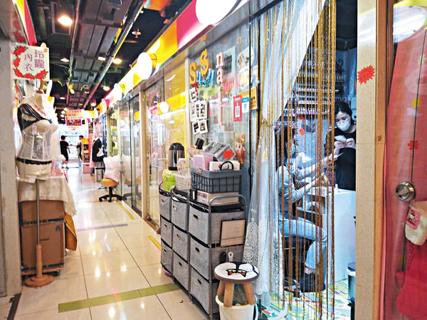 ■ 銅鑼灣有美甲店開門營業，出售指甲油等商品。 香港文匯報記者  攝