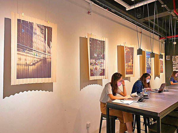 ■其中一組裝置藝術，照片印在布料並貼在簷篷板上。