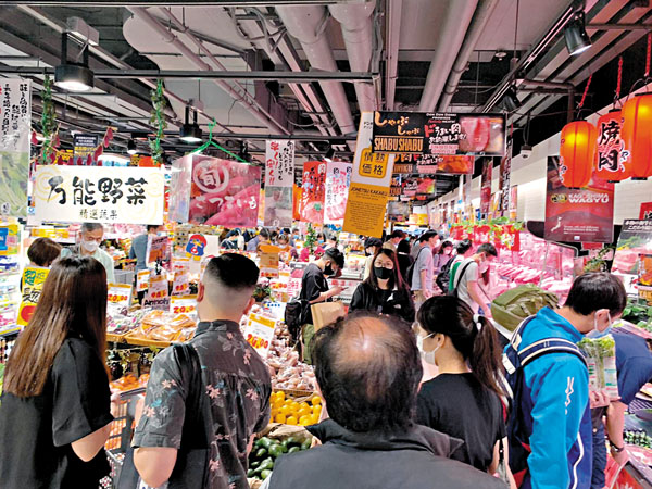 ■菜市場人山人海。