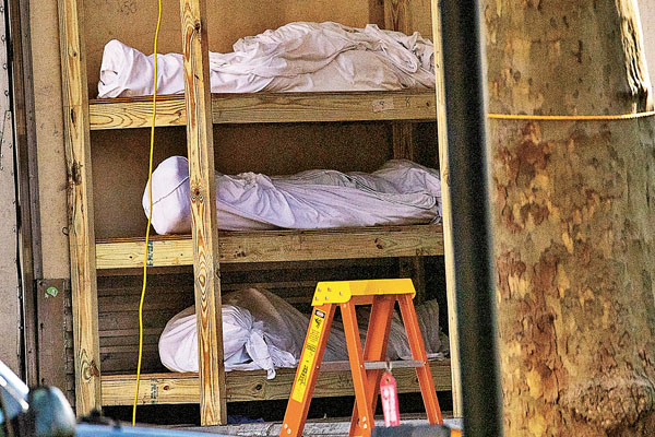 ■ 病逝人數不斷上升,冷凍庫內存放多具遺體。 美聯社