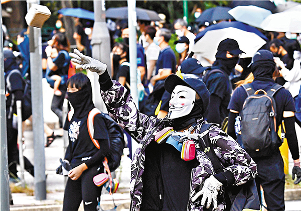 ■持續逾9個月的暴力衝擊令香港經濟插水。 資料圖片